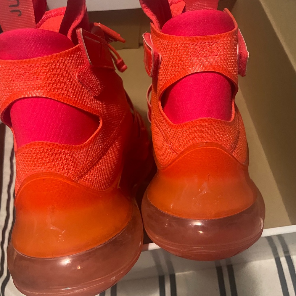 (Rara)Vibrant Red and Orange latitude 720 Air Jordan  Sneakers